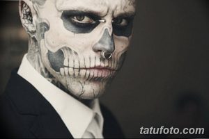Фото тату: реалистичный рисунок скелета на лице мужчины, с акцентом на глаза и губы. Черно-серые тона, детализированная проработка костей.